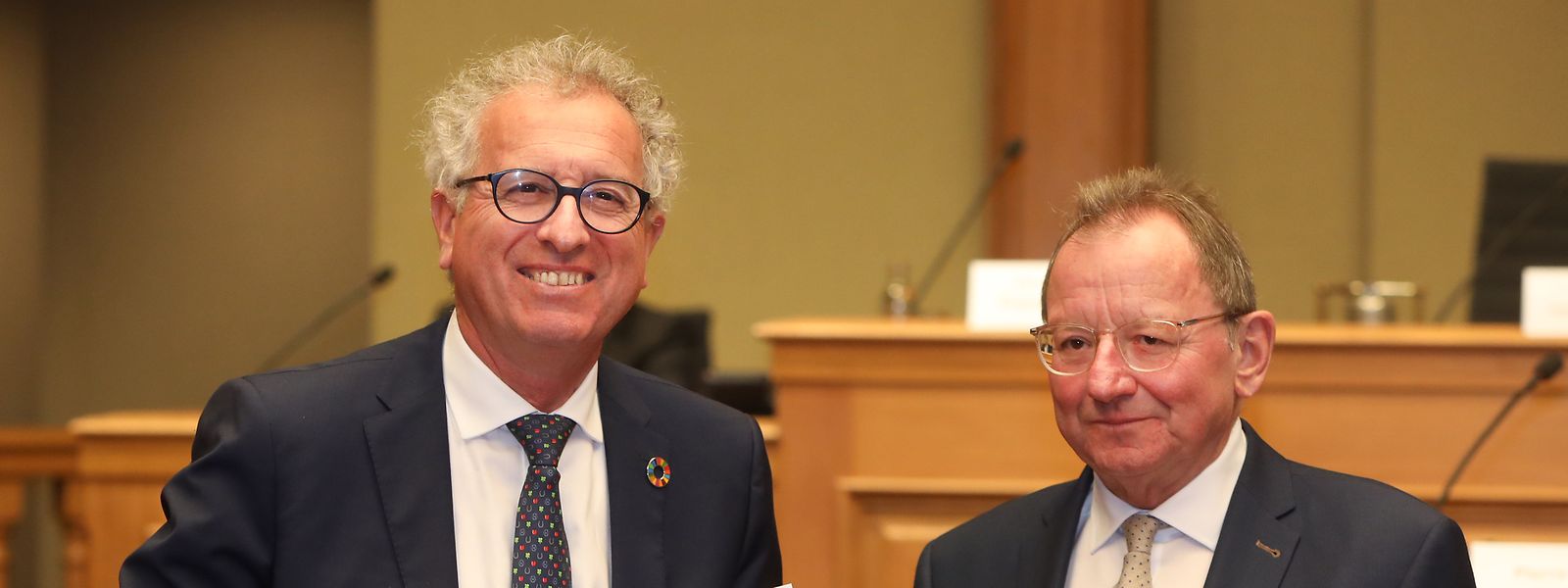 Mitte Oktober überreichte Finanzminister Pierre Gramegna den Etatentwurf 2022 an Chamberpräsident Fernand Etgen (r.). Diese Woche nun wird der Haushalt debattiert und verabschiedet. 