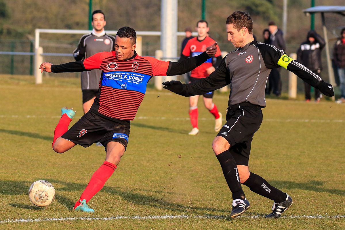 Le beau geste de Daniel Dos Reis (Aspelt, en rouge) devant Yves Kremer, le capitaine de Merl-Belair