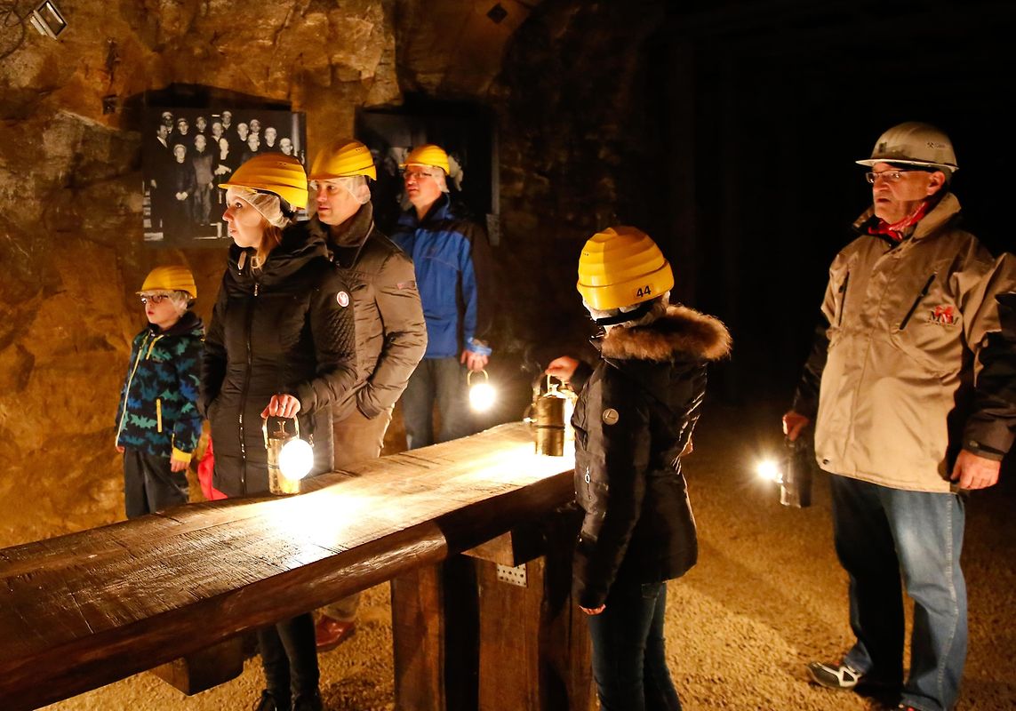 Die Karbidlampen der Besucher waren die einzige Lichtquelle in den dunklen Gängen der Grube. 