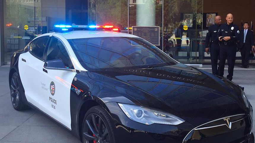 Auch die Polizei aus Los Angeles hatte sich mit dem Tesla S Modell P90D als Einsatzfahrzeug befasst, dann aber entschieden 100 BMW i3 zu leasen.