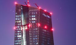 20.09.2022, Hessen, Frankfurt/Main: Rote Lichter leuchten am frühen Morgen am oberen Teil der Zentrale der Europäischen Zentralbank (EZB). (Aufnahme mit Langzeitbelichtung) Foto: Frank Rumpenhorst/dpa +++ dpa-Bildfunk +++