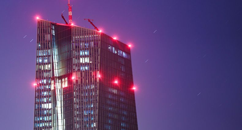 20.09.2022, Hessen, Frankfurt/Main: Rote Lichter leuchten am frühen Morgen am oberen Teil der Zentrale der Europäischen Zentralbank (EZB). (Aufnahme mit Langzeitbelichtung) Foto: Frank Rumpenhorst/dpa +++ dpa-Bildfunk +++