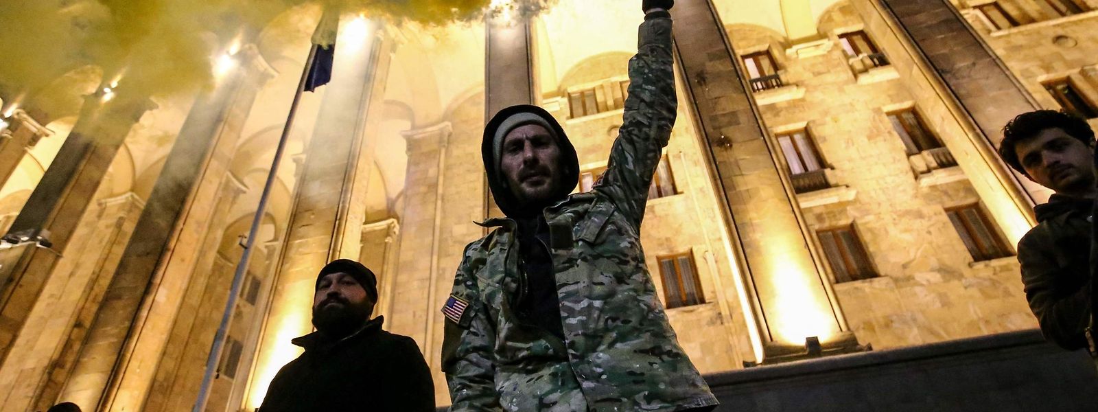 Szenen von Anfang März: Ein Demonstrant hält eine gelbe Rauchfackel vor dem georgischen Parlament in Tiflis. Die georgische Polizei ging mit Tränengas und Wasserwerfern gegen Demonstranten vor, als Tausende von Demonstranten in der Hauptstadt gegen ein umstrittenes Gesetz über "ausländische Agenten" auf die Straße gingen.