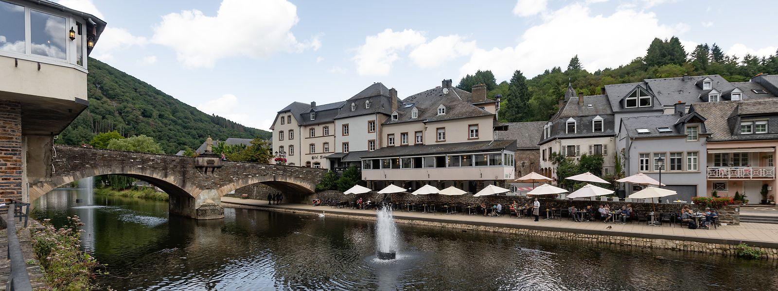 Vista parcial sobre o rio Our, em Vianden, com a esplanada do hotel em primeiro plano.