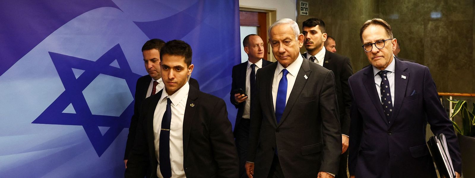 Le Premier ministre Benjamin Netanyahu (au centre) est bien décidé à durcir un peu plus encore le ton. 