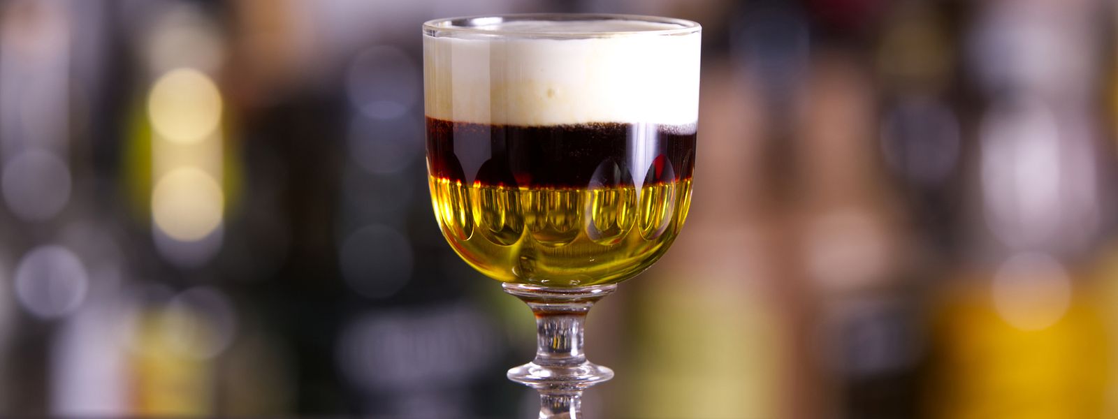 Der "Galiano Hot Shot" wird aus Espresso, dem italienischen Kräuter-Vanille-Likör Galiano und Sahne gebaut. 