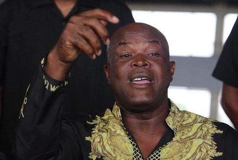 Suriname-Vizepräsident steht mit 60 Jahren auf dem Fußballplatz