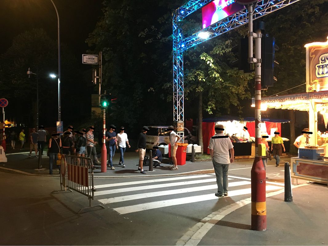 Entrée de la Fouer vis-à-vis du Centre de langues: une simple barrière posée au milieu de la rue