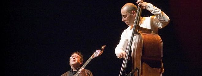 O guitarrista António Estáquio e o contrabaixista Carlos Barretto actuam no dia 10 de Março (uma quinta-feira) no novo Centro Cultural Português Camões, em Merl