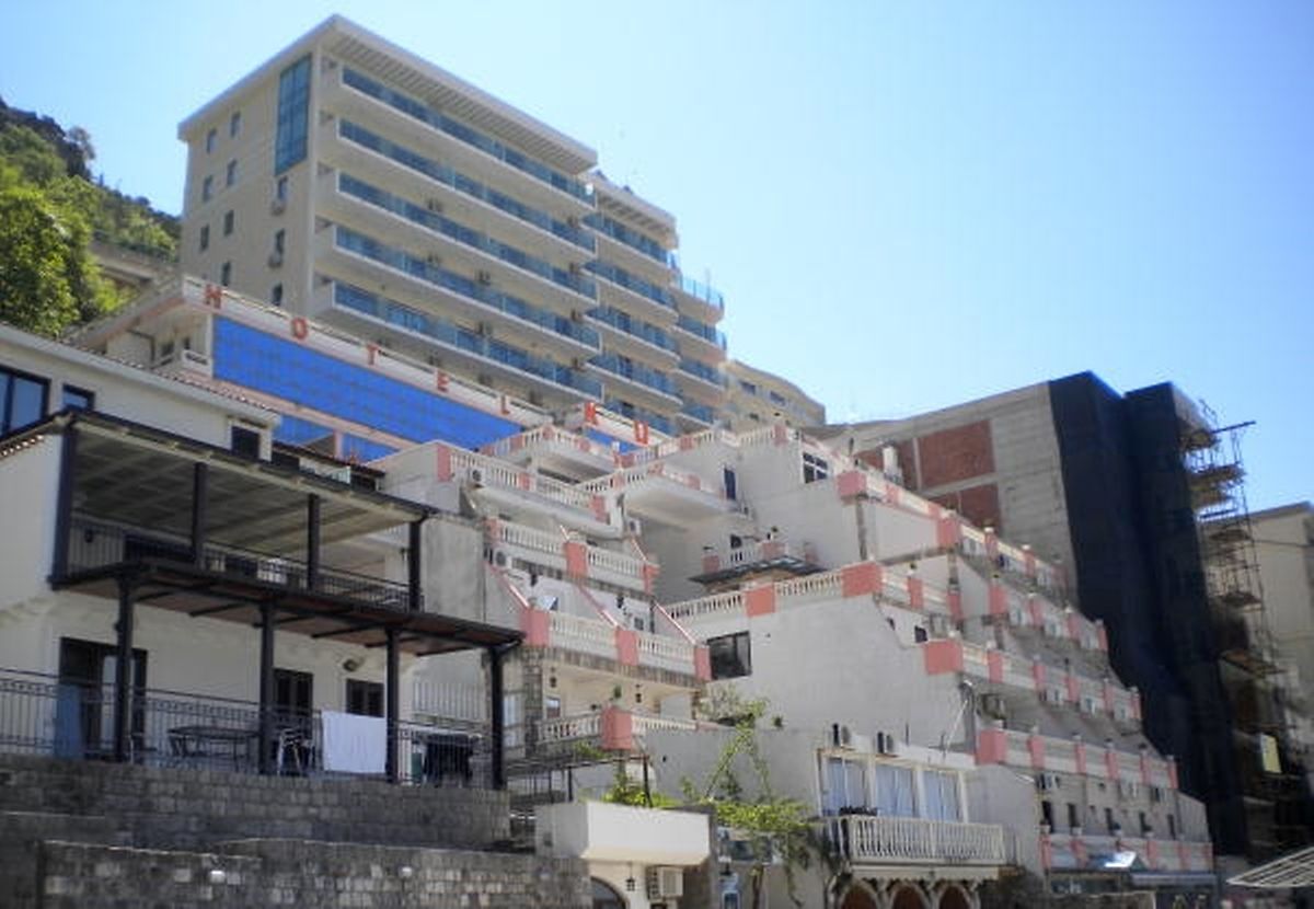 Als eher lieblos könnte man diese Ferienhotellerie in Budva bezeichnen. An der Küste Montenegros finden sich immer noch viele Bausünden.