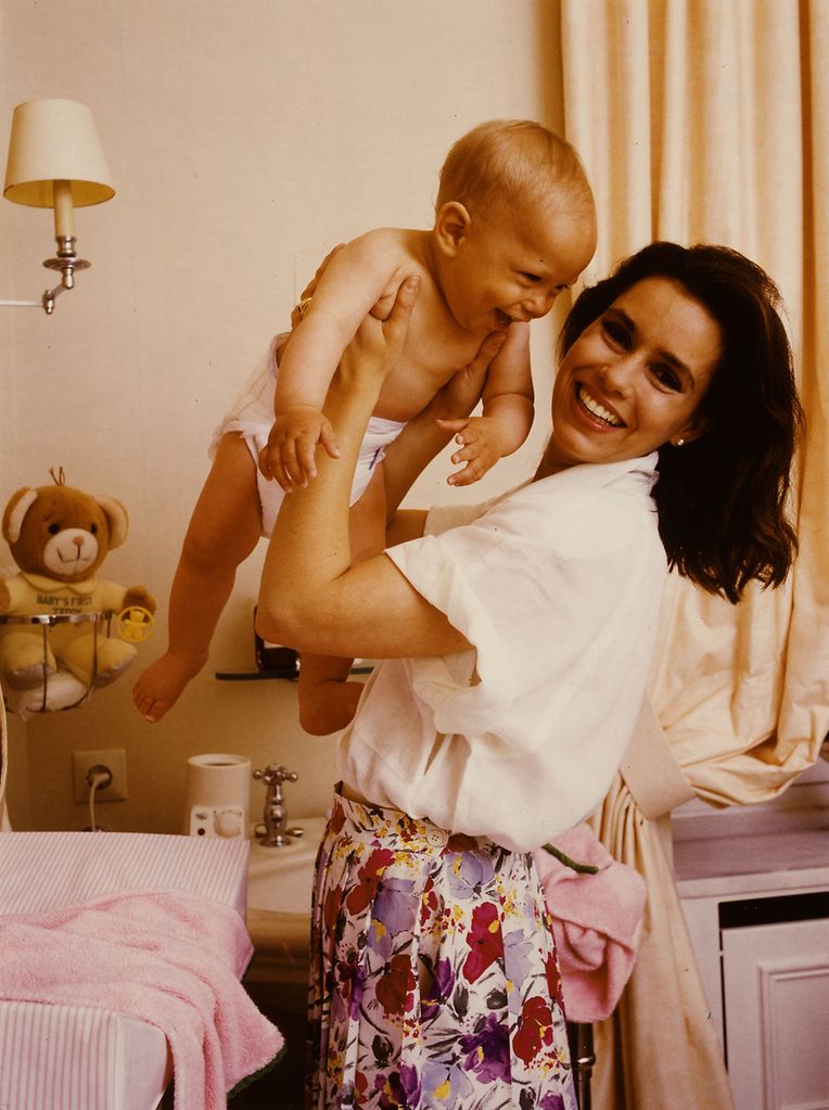 1987: Hereditary Grand Duchess Maria Theresa with her youngest child, Louis. 