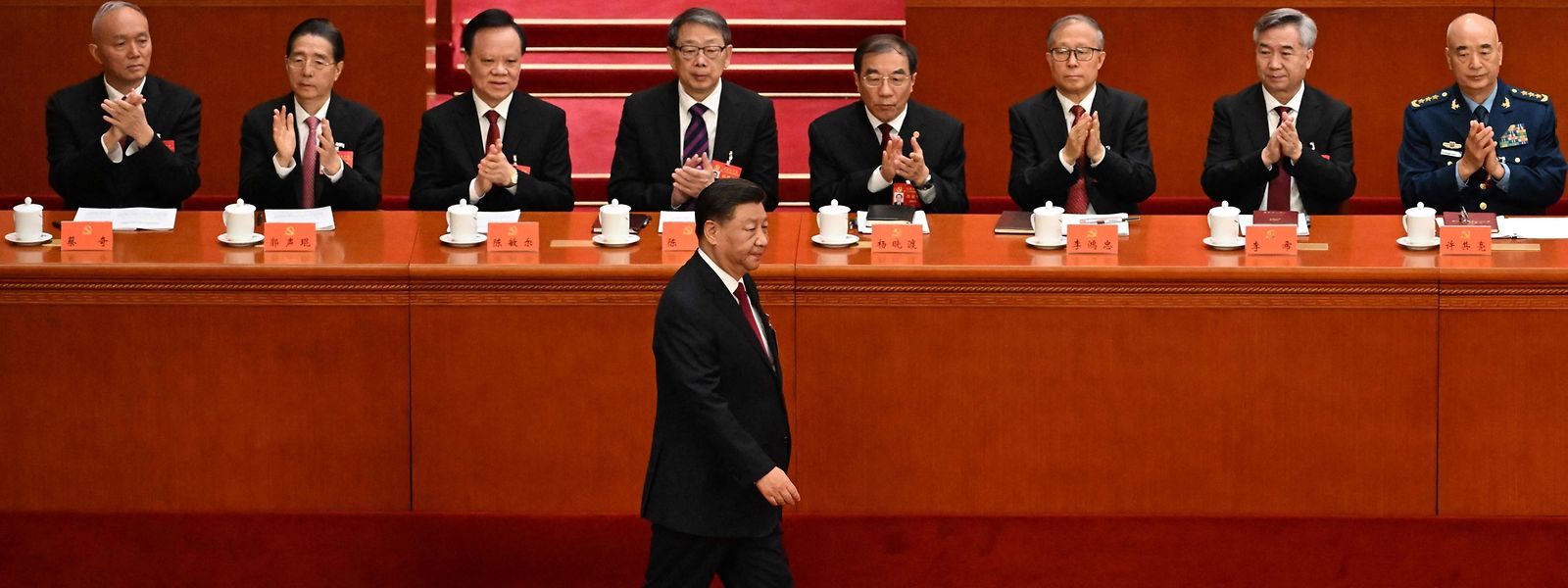 Der chinesische Präsident Xi Jinping trifft zum Kongress der Kommunistischen Partei in der Großen Halle des Volkes in Peking ein.
