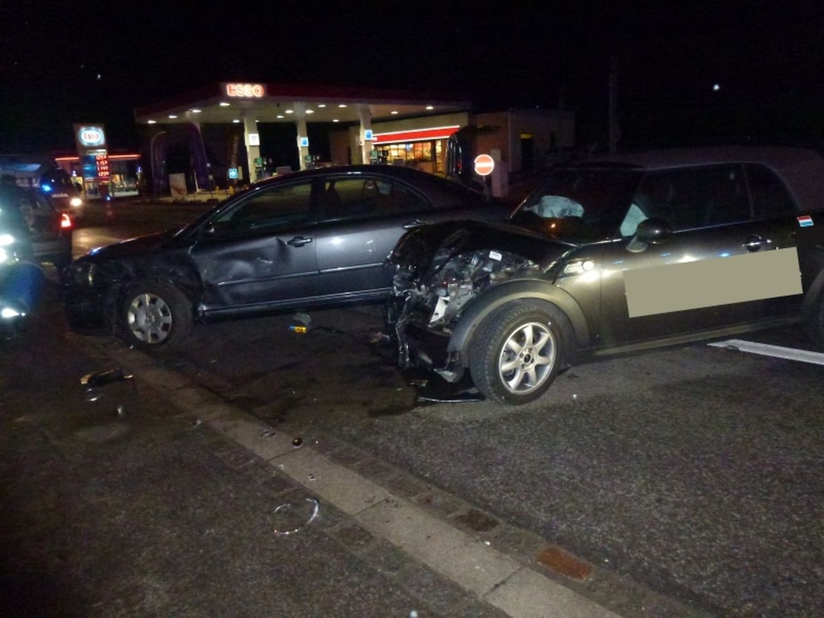 Die Autos wurden bei einem Unfall in Frisingen erheblich beschädigt.