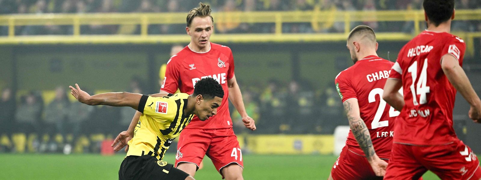 Dortmunds Jude Bellingham (l.) war für Mathias Olesen (h.) und seine Mitspieler nur selten zu bremsen.