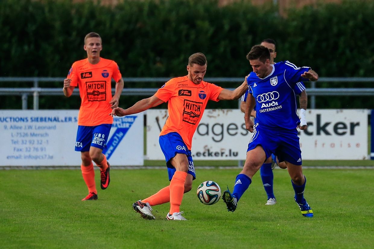 Lintgen - Lorentzweiler 4-1- Johnny Pintar tente de déborder Anton Bozic.