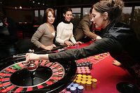 A croupier spins a wheel at the new Casino Barriere in Toulouse October 12, 2007.  The new Casino Barriere of France will be opened in the southwestern France's city on Sunday.  REUTERS/Jean-Philippe Arles(FRANCE)