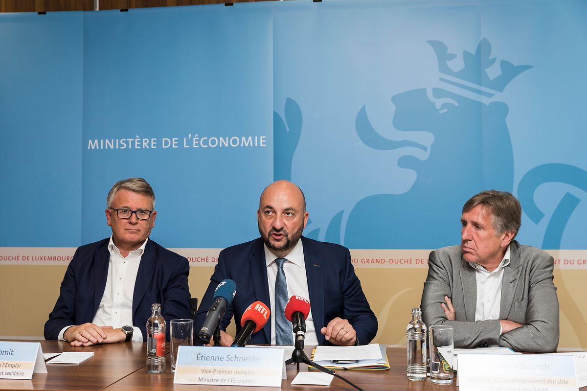 Nicolas Schmit, Étienne Schneider and François Bausch at the press conference to present the progress report on Monday Photo: Caroline Martin