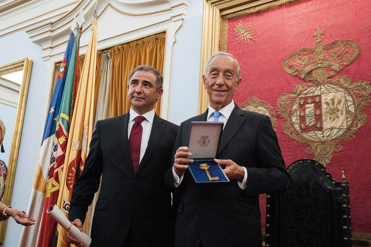 O Presidente da República, Marcelo Rebelo de Sousa (D) recebe a " Chave de Honra do Município pelas mãos do presidente da Câmara Municipal de Ponta Delgada, José Manuel Bolieiro (E) nas comemorações do Dia de Portugal, de Camões e das Comunidades Portuguesas, Paços do Concelho de Ponta Delgada, Açores, 9 de junho de 2018. EDUARDO COSTA/LUSA