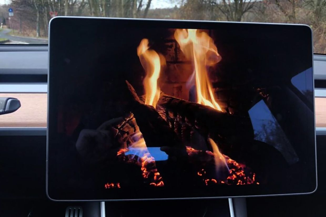 Virtuelle Wärme: Das Holz brennt hier nur auf dem Bildschirm eines Teslas. 