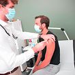 Lokales, Grippeimpfungng, Grippe, Influenza, Impfen, Arzt, Allgemeinarzt Dr Steichen in seiner Praxis in Esch Alzette, Foto: Guy Wolff/Luxemburger Wort