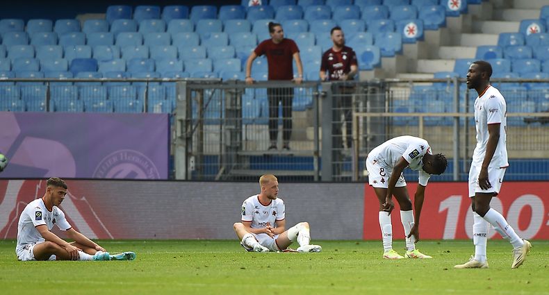 Metz' players react at the end of the French Ligue 1 football match between Montpellier HSC and FC Metz on May 1, 2022, at the Mosson stadium in Montpellier, Southern France. (Photo by Sylvain THOMAS / AFP)