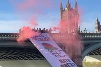 Ein Banner wird an der Westminster Bridge von eine Gruppe von Labour-Abgeordneten während eines Anti-Brexit-Protestes am Dienstag herabgelassen.