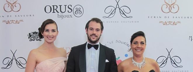 Le Prince Félix et la Princesse Claire accompagnés de Sylvie Attias, co-organisatrice de la soirée de gala caritative organisée à Cannes au profit de l’association «Le Sourire de Lucie». 