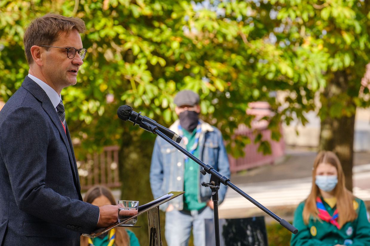 Vereine und Gemeinderat bei der Kranzniederlegung am Monument au Morts. Gedenken der Opfer des 2. Weltkriegs in Bettemburg.