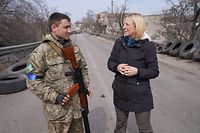 Katrin Eigendorf im Gespräch mit einem ukrainischen Soldaten.
