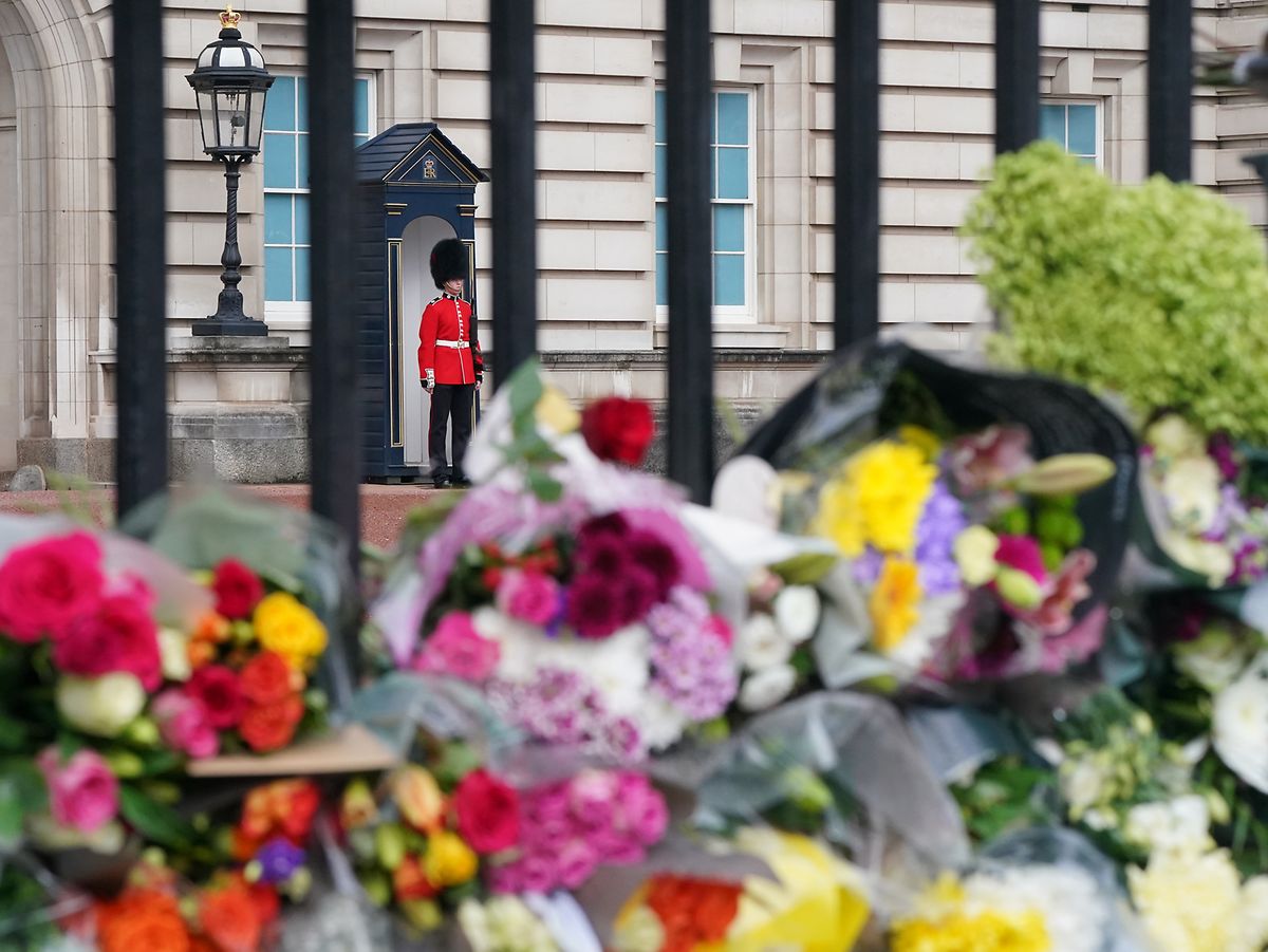 O Adeus a Isabel II em frente ao Palácio de Buckingham. 