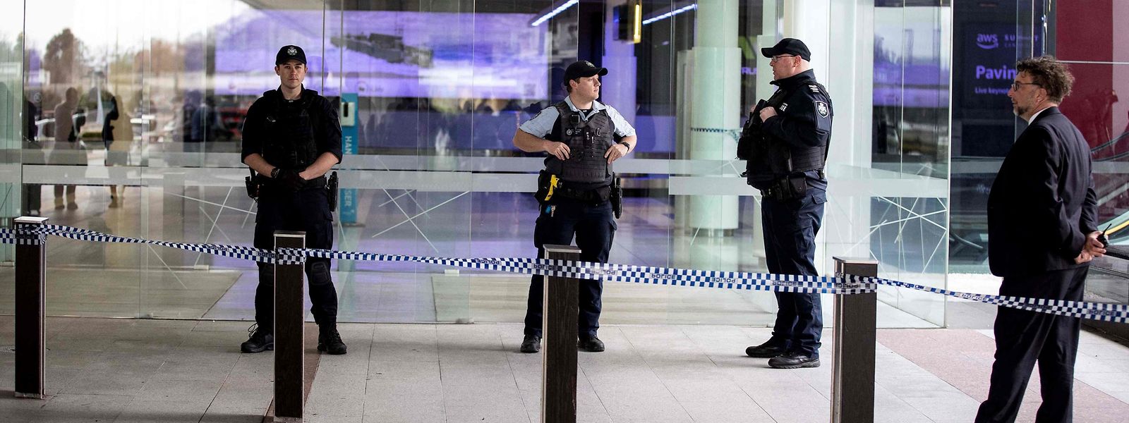 A polícia australiana no aeroporto de Camberra após os disparos no terminal principal.