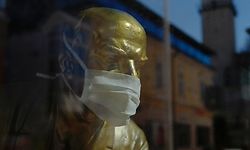 ARCHIV - 13.04.2020, Slowakei, Poprad: Eine Büste des russischen Revolutionärs Wladimir Lenin wird in einem Geschäft ausgestellt, während sein Gesicht inmitten des Coronavirus-Ausbruchs mit einem Mundschutz dedeckt ist. (zu dpa ««Lenin lebt!» - Kommunisten feiern 150 Jahre Revolutionsführer») Foto: Oliver Ondr·ö/TASR/dpa +++ dpa-Bildfunk +++