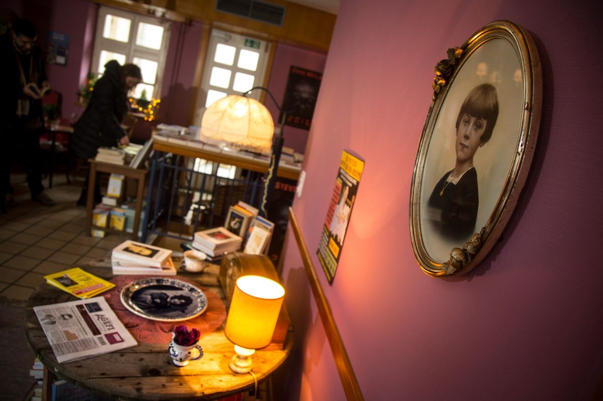Surrounded by books, Le Bovary will give you something to talk about