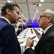 Eurogruppe-Präsident Jeroen Dijsselbloem (L) im Gespräch mit Jean-Claude Juncker.