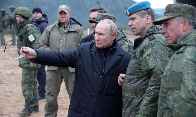 Russian President Vladimir Putin (C) meets soldiers during a visit at a military training centre of the Western Military District for mobilised reservists, outside the town of Ryazan on October 20, 2022