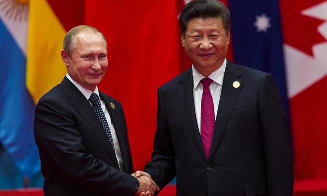 Chinese President Xi Jinping (right) meets his Russian counterpart Putin at a G20 summit in China in 2016