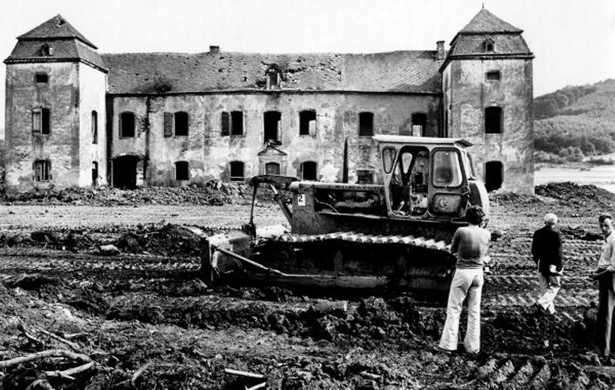 Das „Löschenhaus“ musste weichen, damit der See im Freizeitgebiet angelegt werden konnte. Am 17. Mai 1977 begann die Planierraupe mit dem Abriss des Barockgebäudes.