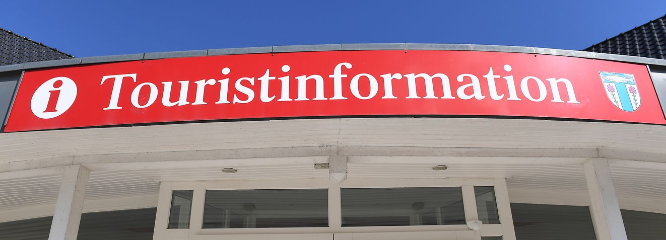 13.04.2020, Mecklenburg-Vorpommern, Trassenheide: Blick auf ein Schild mit dem Schriftzug «Touristinformation» im Ostseebad auf der Insel Usedom. (zu dpa: «Kurtaxe fehlt in Tourismus-Hotspots») Foto: Stefan Sauer/dpa +++ dpa-Bildfunk +++