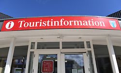 13.04.2020, Mecklenburg-Vorpommern, Trassenheide: Blick auf ein Schild mit dem Schriftzug «Touristinformation» im Ostseebad auf der Insel Usedom. (zu dpa: «Kurtaxe fehlt in Tourismus-Hotspots») Foto: Stefan Sauer/dpa +++ dpa-Bildfunk +++