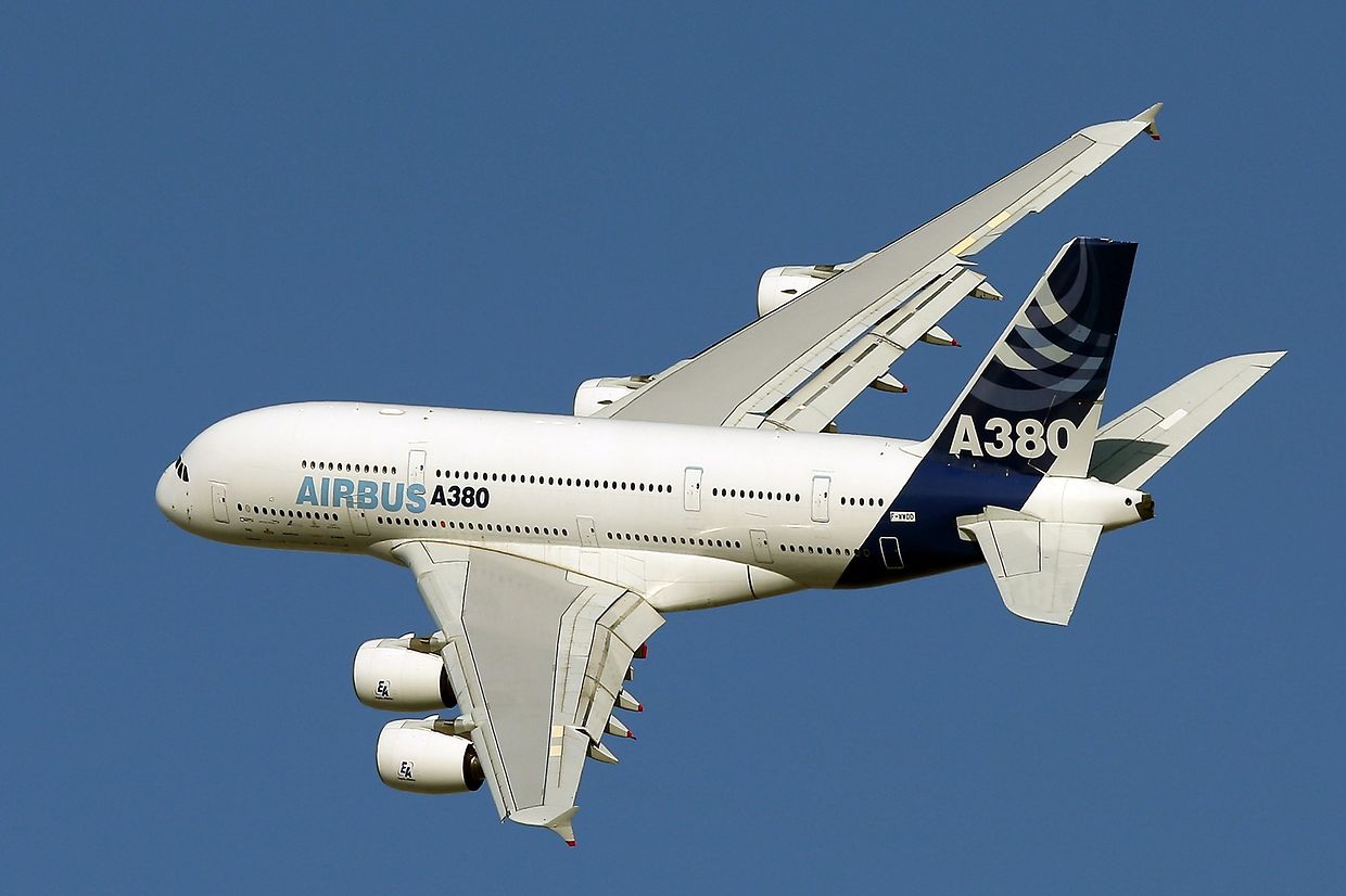 Ein Airbus A380 fliegt bei einem Demonstrationsflug während der Dubai Air Show. 