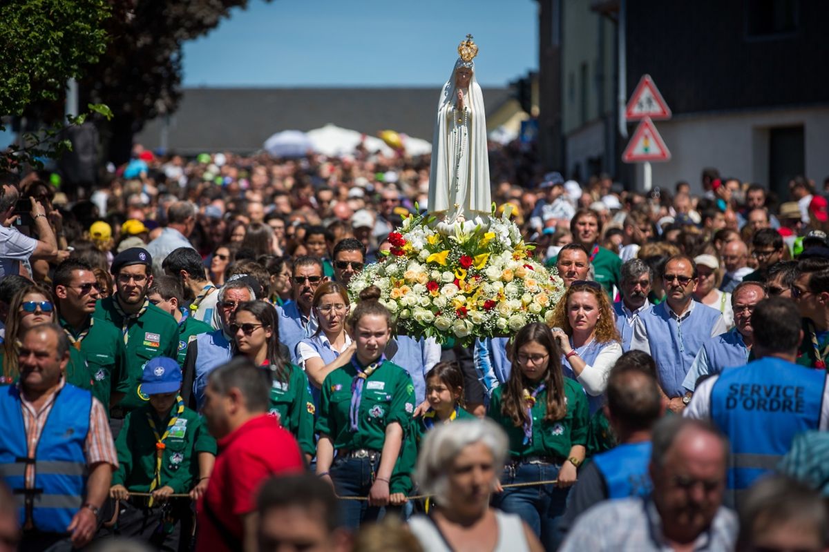 Vor genau hundert Jahren soll die Heilige Maria drei Kindern in dem portugiesischen Dorf Fatima erschienen sein. 