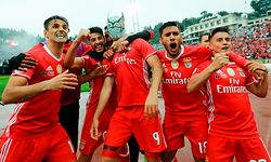 O jogador Raul Jimenez celebra a vitória frente ao Vitoria de Guimarães na Taça de Portugal em 2017.