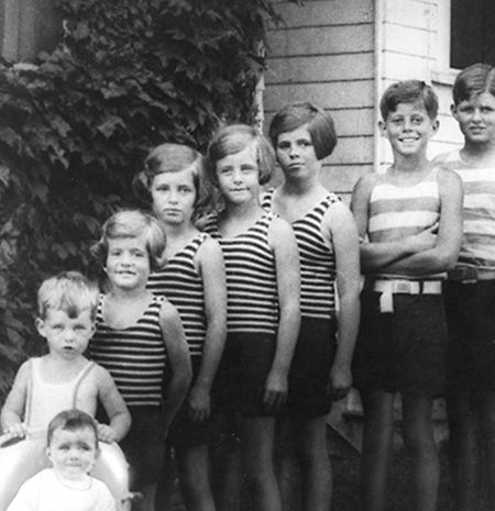 Die Kennedys: John (2.v.r.) und seine Geschwister. Sein ältester Bruder Joe Jr. sollte später in den Wirren des zweiten Weltkrieges sein Leben lassen.