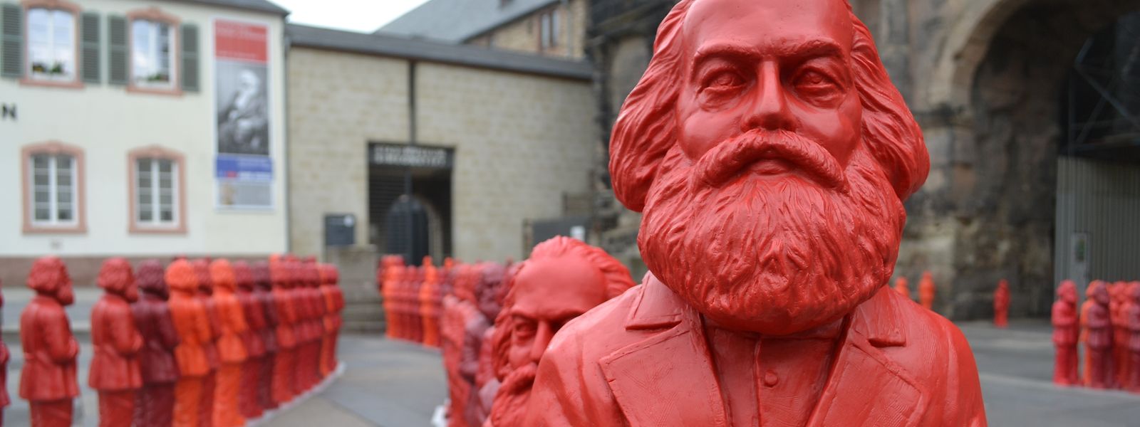Aus Anlass des 195. Geburtstags sorgte 2013 eine Installation vor der Porta Nigra für Aufsehen: Die Bilder der von Ottmar Hörl geschaffenen Karl-Marx-Figuren gingen um die Welt. 