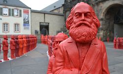 Aus Anlass des 195. Geburtstags sorgte 2013 eine Installation vor der Porta Nigra für Aufsehen: Die Bilder der von Ottmar Hörl geschaffenen Karl-Marx-Figuren gingen um die Welt. 