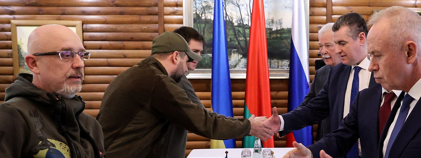 Delegações da Rússia e da Ucrânia na segunda ronda de negociações, em Belovezhskaya Pushcha, na região bielorrussa de Brest, perto da fronteira polaca.