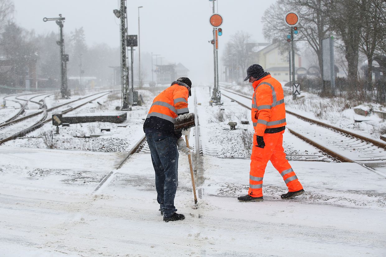 Das Winterwetter hat den Norden und die Mitte Deutschlands fest im Griff. Schnee und Eis sorgen für massive Verkehrsprobleme, manche haben aber auch ihren Spaß daran.