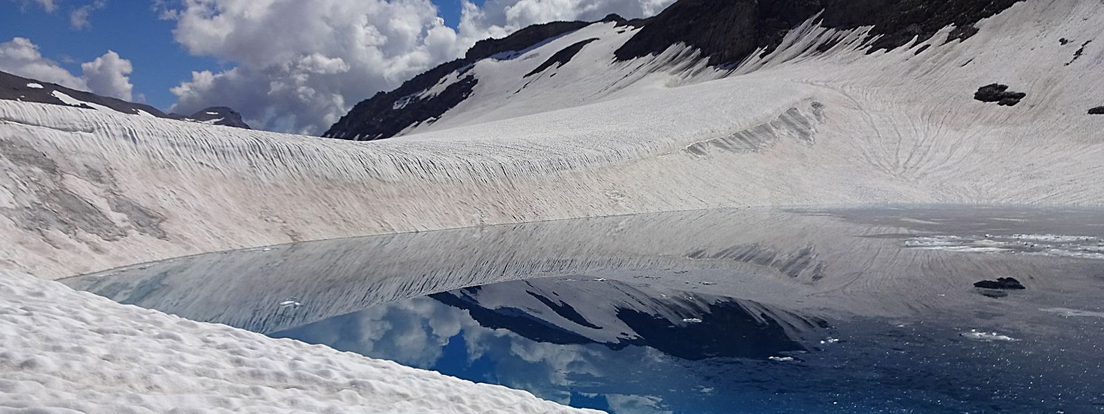 Ein supraglazialer See auf dem Plateaugletscher Plaine Morte in den Berner Alpen. 