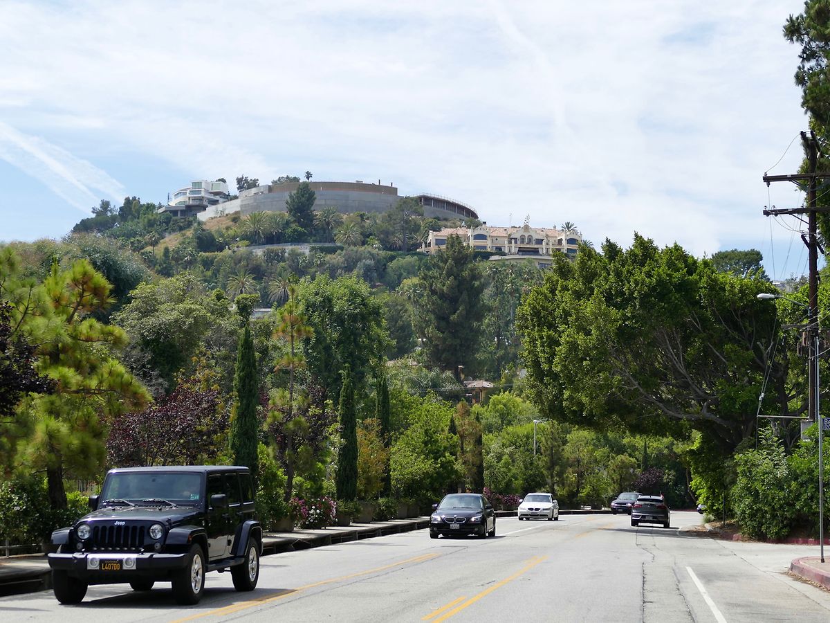 Auf dem früheren Grundstück von Schauspielerin Sharon Tate steht inzwischen ein Neubau (Mitte, rechts außen) in den Hügeln über dem Luxusviertel Beverly Hills.