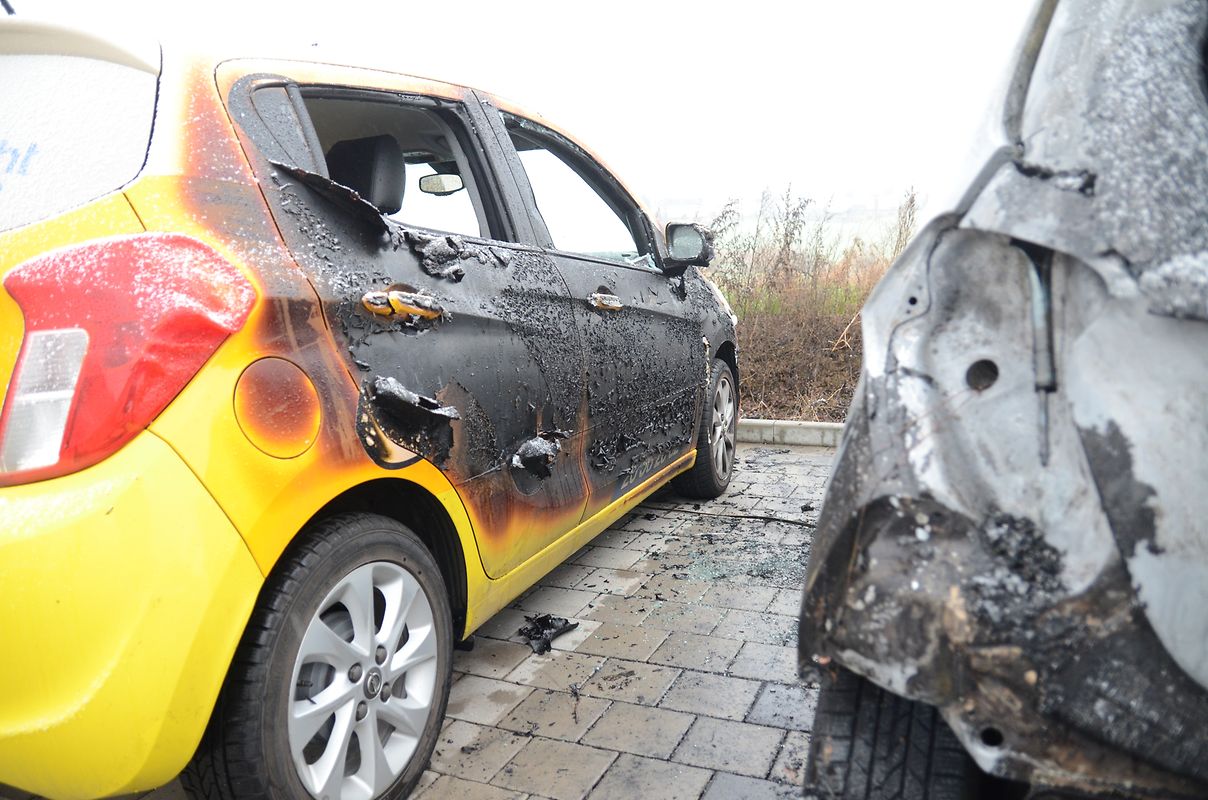 Zwei Autos brannten vollständig aus, zwei weitere wurden schwer beschädigt und sind als Totalschaden anzusehen.